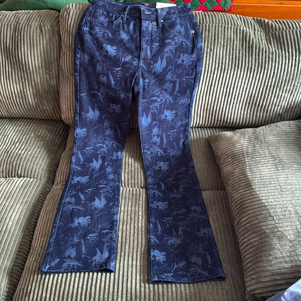 NWT NYDJ DARK WASH JEANS WITH FLORAL DETAIL 2💙
